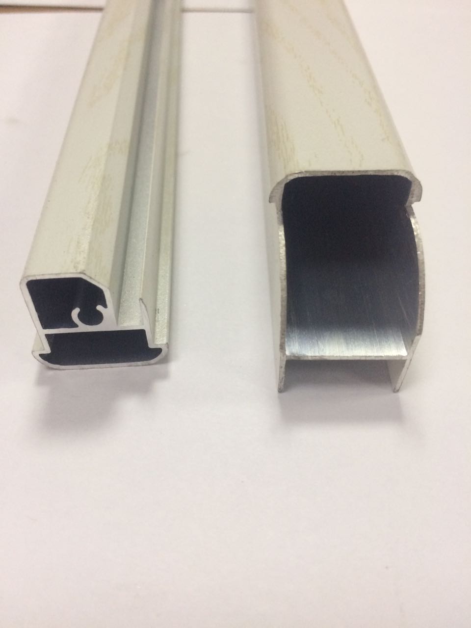 穿衣镜铝材加工电泳的优点